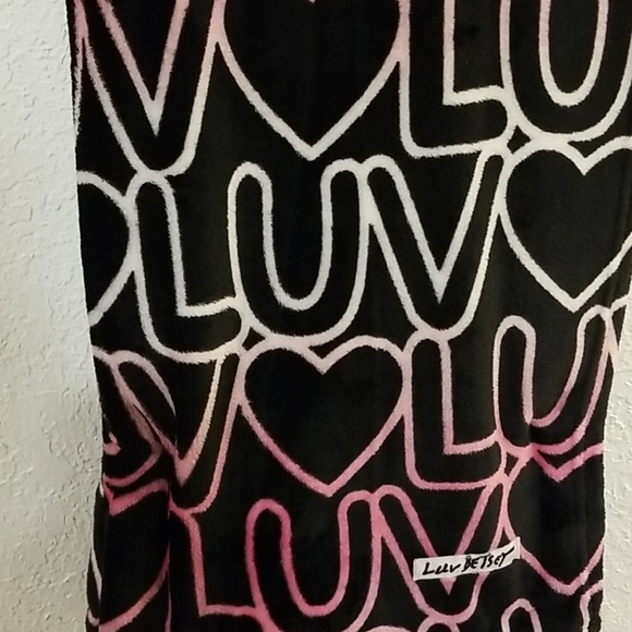 💗LUV throw by Betsey Johnson - Picture 2 of 3